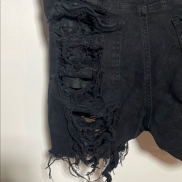 Edgy Black Jean Shorts with Distressed Details - Picture 7 of 8